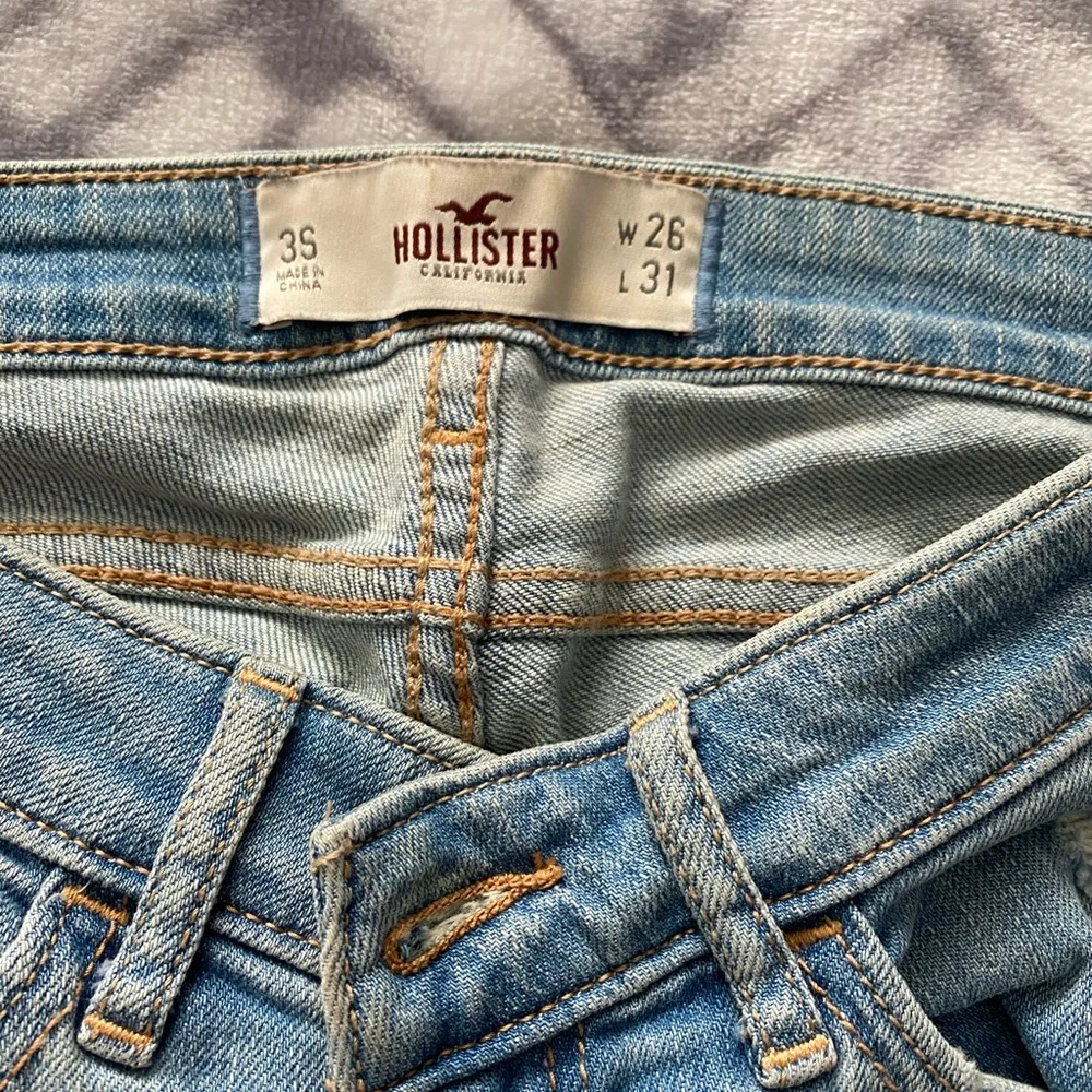 HOLLISTER RIPPED JEANS - Picture 3 of 5